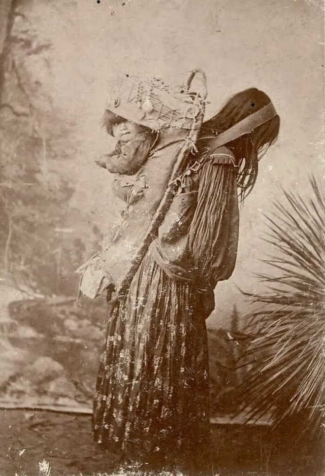 Женщина племени апачей с ребенком. Аризона, 1898 год