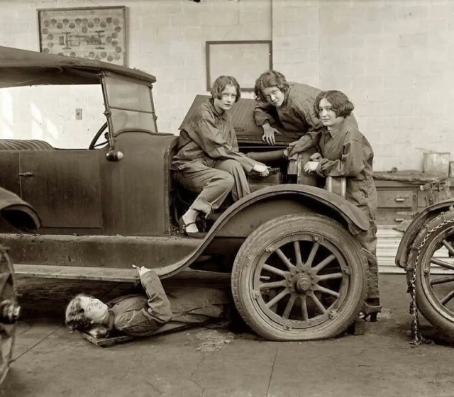 Прогрессивные старшеклассницы изучают тонкости автомеханики, 1927 год