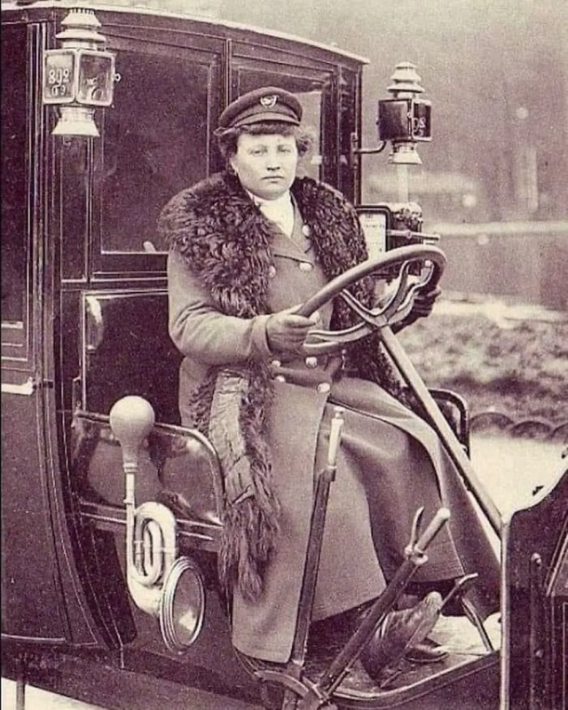 Мадам Декурсель — первая таксистка в Париже, Франция, 1909 год