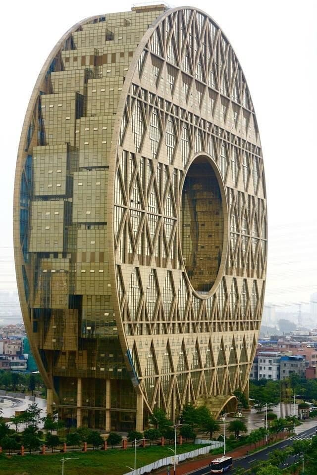 Китай славится фантастической архитектурой. Например, это Гуанчжоу-Юань — самое высокое здание в мире, имеющее круглую форму