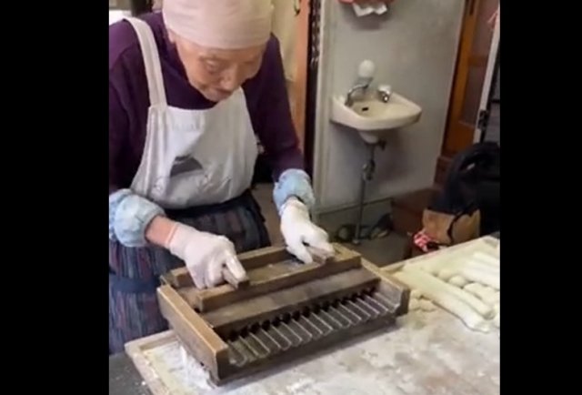 94-летняя бабушка готовит традиционную японскую закуску (Митараши данго)