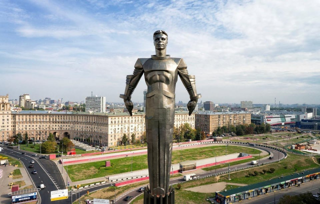 Памятник Юрию Гагарину, расположенный на одноимённой площади на Ленинском проспекте. Находится в Москве