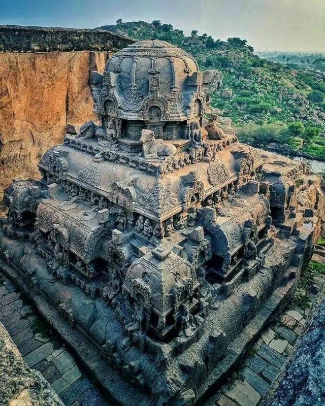 Потрясающий индуистский храм Кайласанатха в индийской деревне Эллора