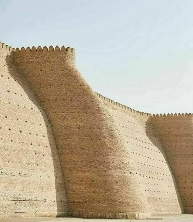 Стены цитадели Арк в Бухаре, Узбекистан