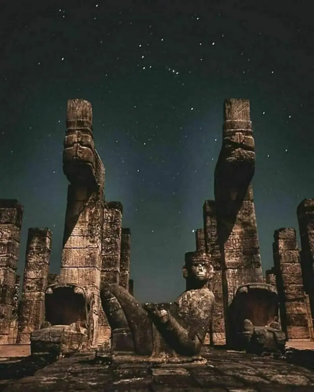 Статуи в древнем городе Чичен-Ица, который основали майя