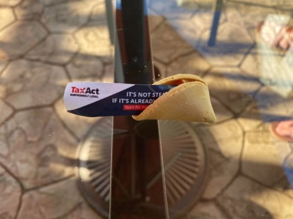 Реклама внутри печеньки с предсказаниями