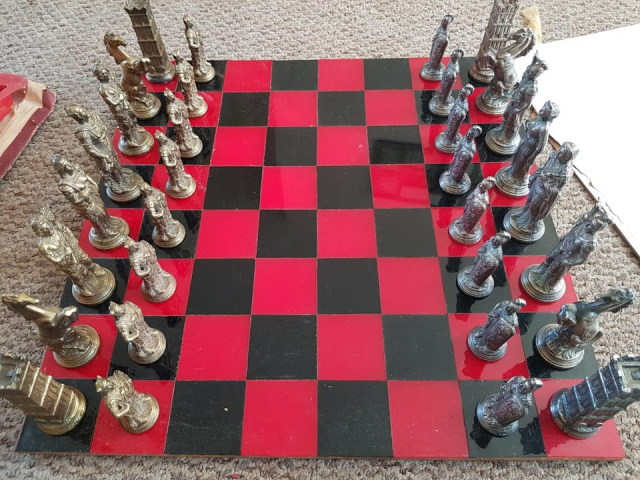 Эти удивительные шахматы достались мне в наследство от отца