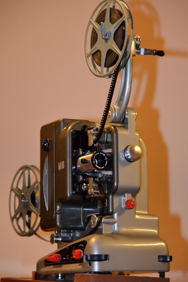 Я недавно получил в наследство этот потрясающий 8-миллиметровый кинопроектор родом из 1950-х
