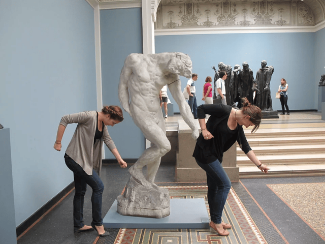 Как правильно фотографироваться со статуями