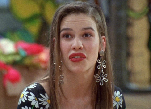 В 1992 году юная Хилари Суэнк снялась в фильме «Баффи — истребительница вампиров»