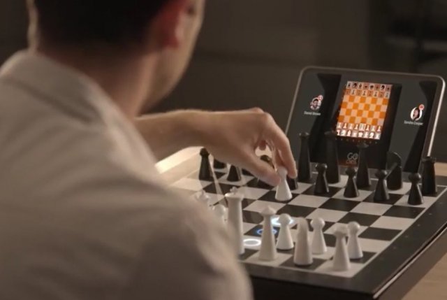 В Израиле представители настольные шахматы, которые двигают фигурки и дают подсказки