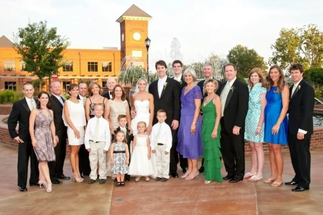 Разница в росте между семьей жениха (справа) и семьей невесты (слева)
