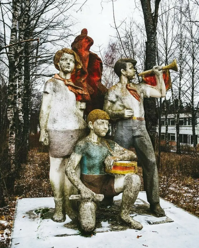 Обветшавшая скульптура в пионерском лагере «Дружба» в Рузском районе Московской области