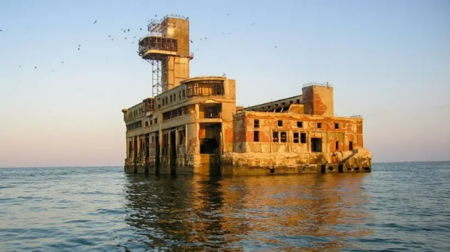 Цех завода «Дагдизель», где в прошлом испытывали морское оружие, Каспийское море, Дагестан