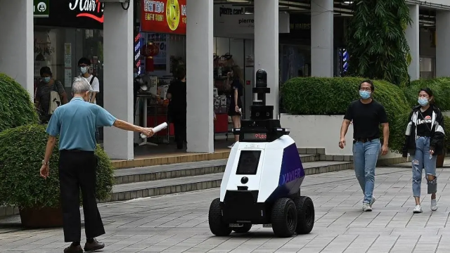 В Сингапуре есть робот, который следит за общественным поведением