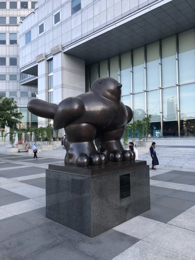 Огромная статуя голубя