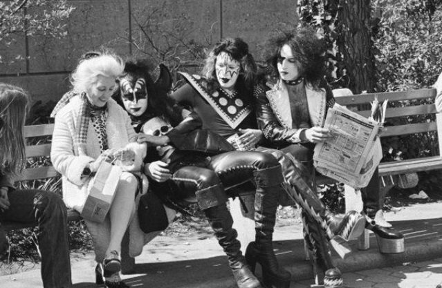 Группа Kiss с фанаткой, 1970-е.
