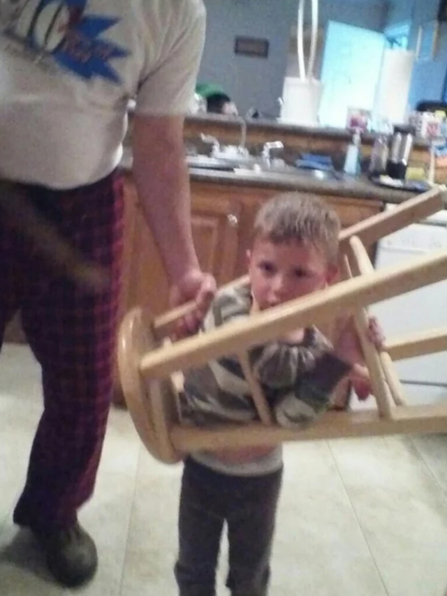 Этот малый решил поиграть со стулом, но, кажется, что-то пошло не по плану