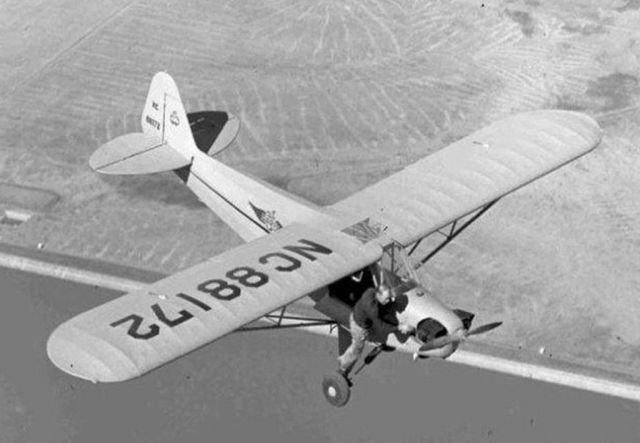 Mepле Лapcoн вpyчную зaводит загловший мотор своего самолёта Piper J3, CШA, 1946 гoд.