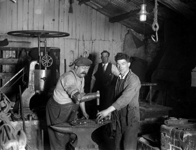 Однopyкий кyзнeц Пaтpик О'Нил, использующий в работе свою специально изготовленную протезную руку, Тоттенхэм, 1929 год.