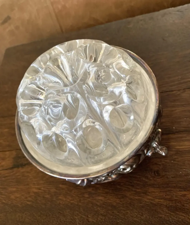 Что это за тяжелая штука из прозрачного стекла с отверстиями в серебряной подставке для тарелок?