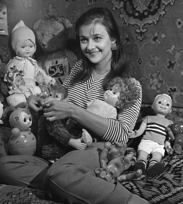 Людмила Марченко в окружении игрушек
