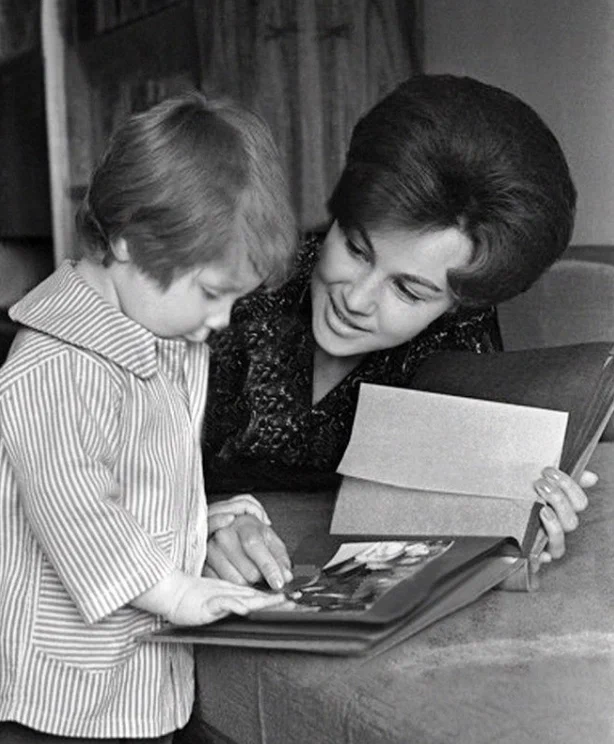 Киноактриса Татьяна Конюхова с сыном Сергеем, 1960-е годы