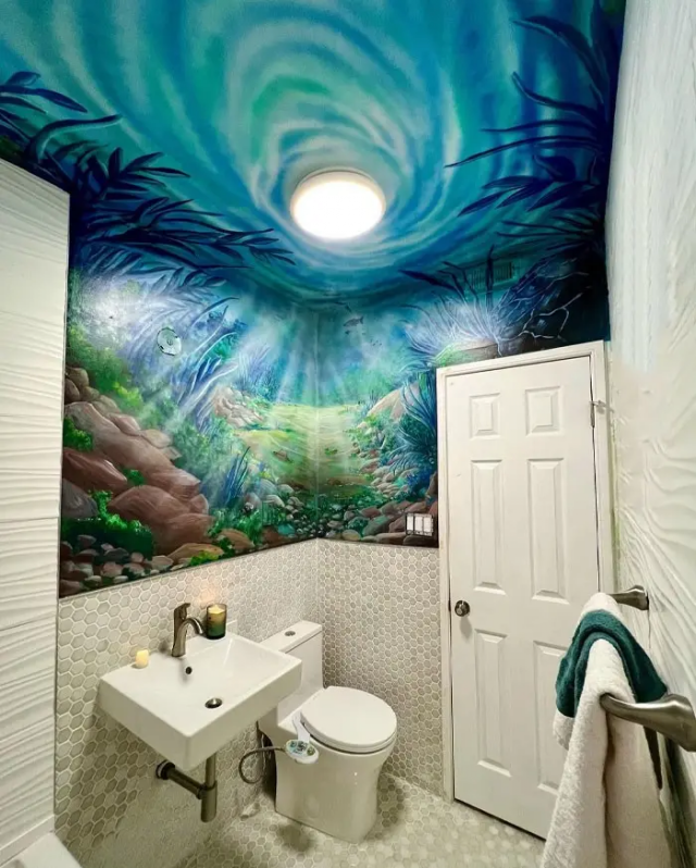 Я расписал стены и потолок в ванной