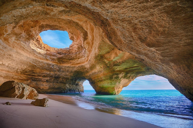 Пещерный пляж в Алгарве, Португалия