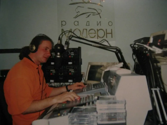 Геннадий Бачинский ведёт ночной эфир на радио «Модерн». Санкт-Петербург, 1997 год.