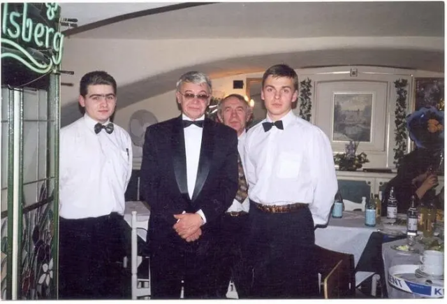 Фото на память. Актёр Александр Демьяненко с работниками ресторана. Россия, 1990-е годы.