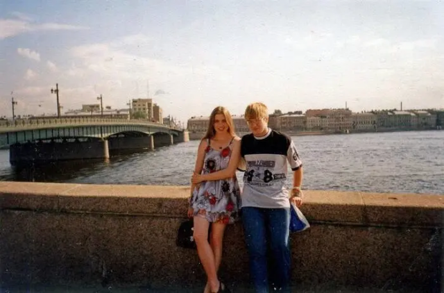 Просто молодая пара на Пироговской набережной. Санкт- Петербург, 1998 год.