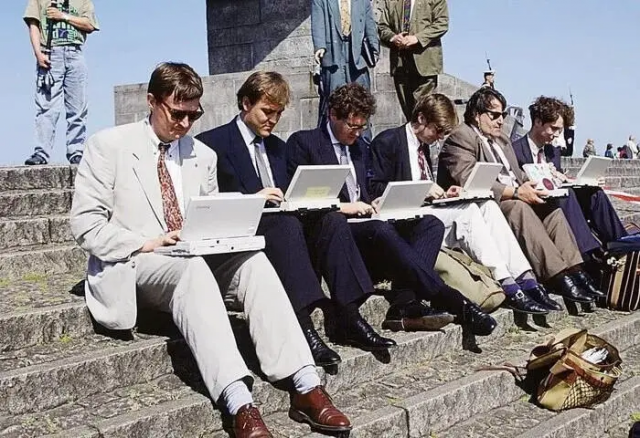 Журналисты за работой во время визита принца Чарльза в Россию в 1994 году.