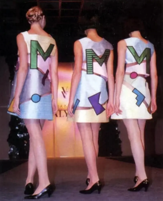 Девушки на показе одежды от АО «МММ». Россия, 1994 год.