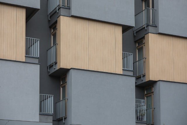 Кто-то хотел сэкономить деньги и место, поэтому сделал балконы с видом на вашего соседа