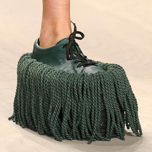 С помощью такой обуви наверняка можно с лёгкостью вымыть пол