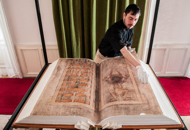 Кодекс Гигас, также известный как Библия дьявола, является самой большой иллюстрированной рукописью в мире