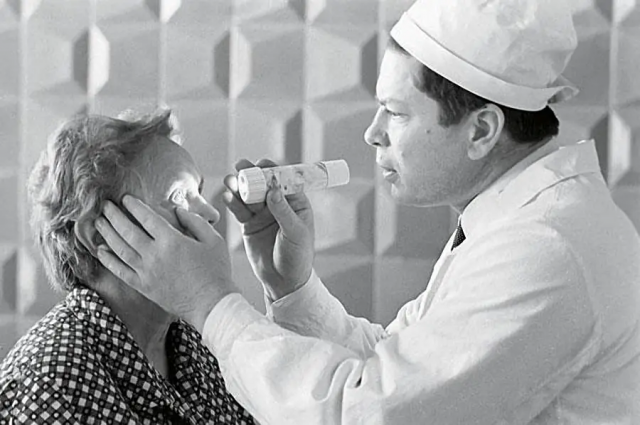 Святослав Николаевич Федоров осматривает пациентку, в глаз которой введен протез роговицы со сменной оптикой. 1968 год.