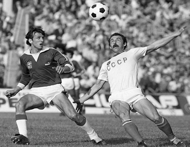 Валерий Газзаев в борьбе за мяч. 26 октября 1983 года.