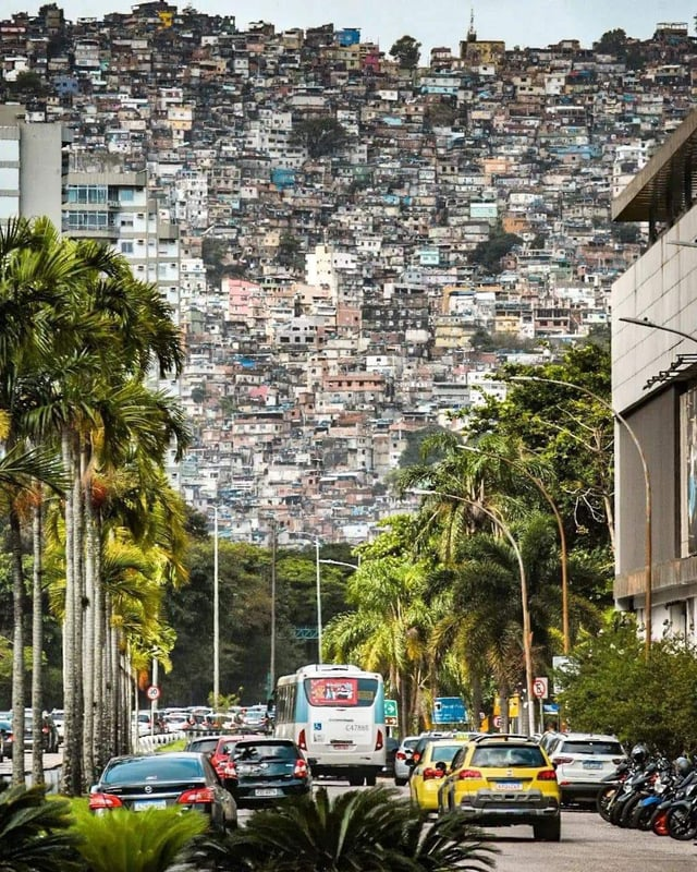 Рио-де-Жанейро, Бразилия. Кажется, что над городом возвышается гора из домов