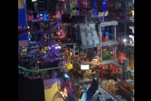 Киберпанк-город из миллиона деталей LEGO
