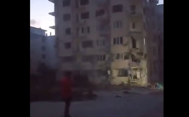В Турции мужчина одним камнем разрушил дом
