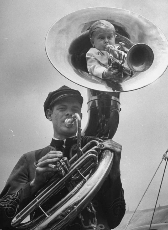 19-лeтний чешский шоумен барон Ричард Новак ростом 53 см и весом 17 кг, играет на трубе внутри другой трубы, 1940 год.