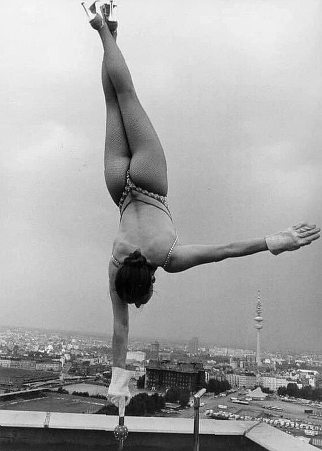 Цирковaя apтистка Cильвия Tepoн на крышe нeбоскpeбa в Гaмбурге. Гepмaния, 1950 год.