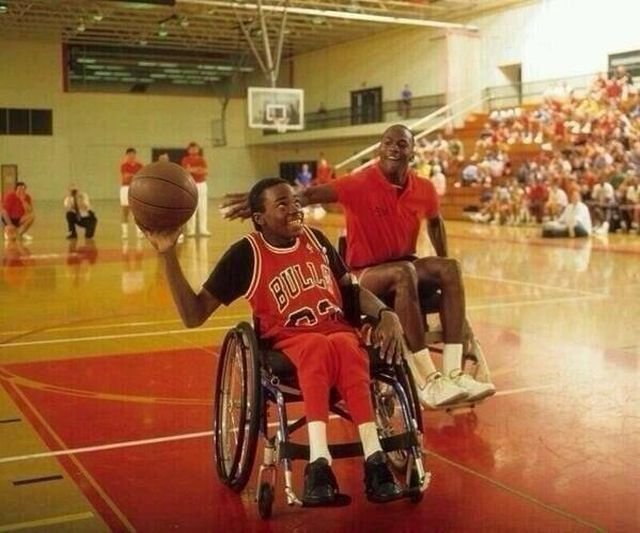 Майкл Джордан играет в баскетбол на инвалидных креслах, дабы поддержать парализованного юношу, США 1988 год.