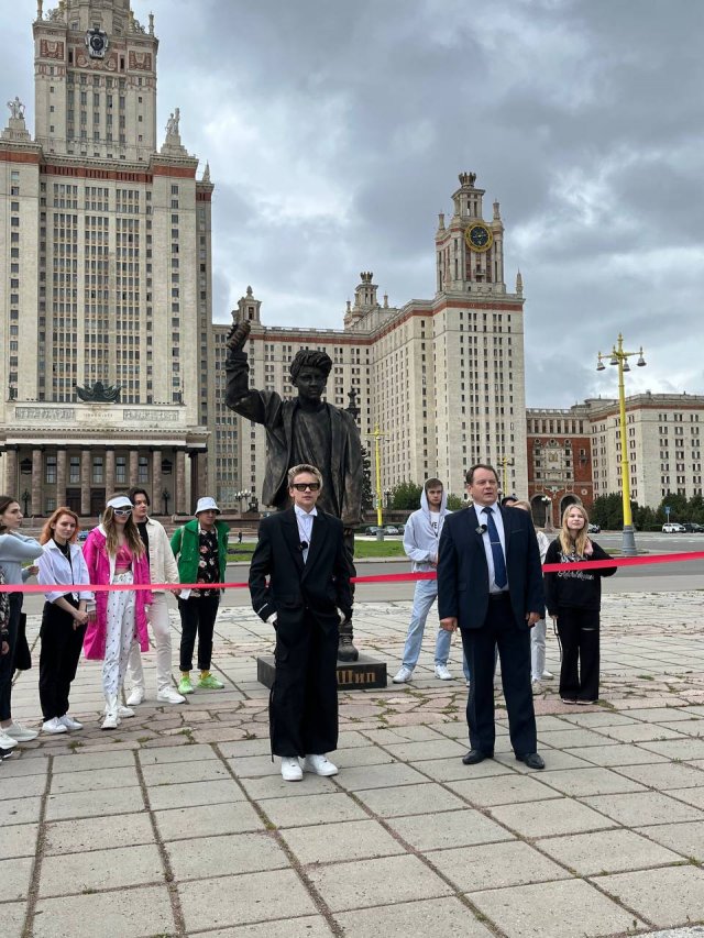 Егору Шипу возвели памятник около здания МГУ