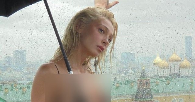Настя Ивлеева показалаа голое платье на фоне Кремля