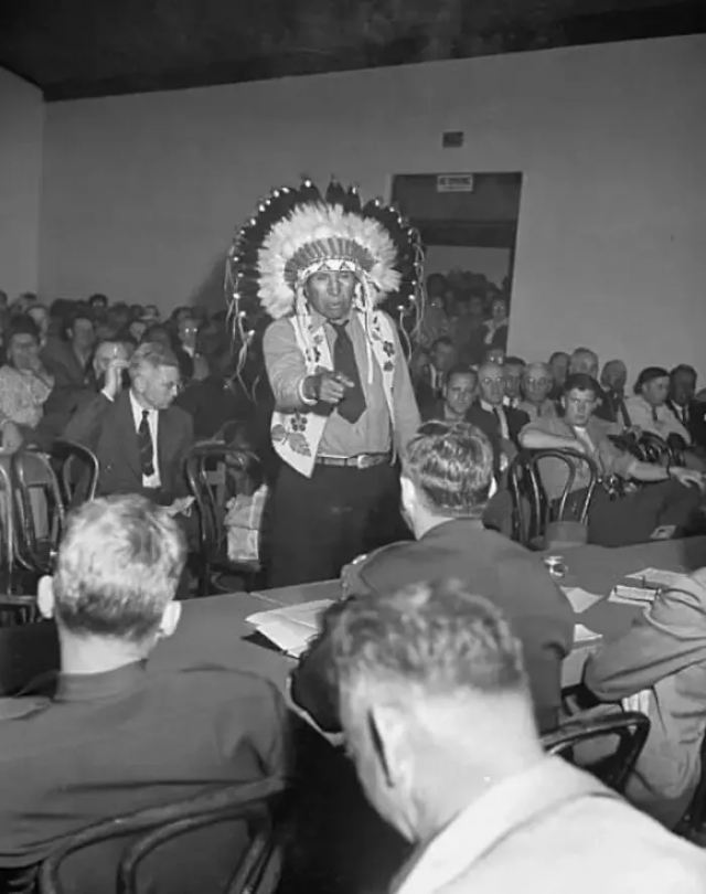 Индейский вождь обсуждает с офицерами строительство плотины Гаррисон, Северная Дакота, 1946 год