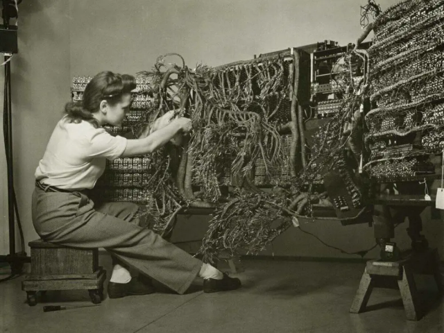 Инженер подключает один из первых компьютеров IBM, 1958 год