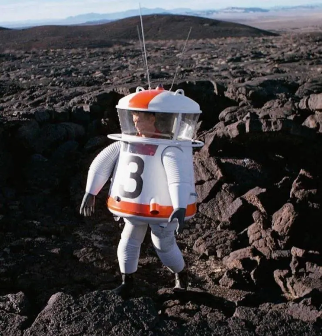 Испытание прототипа скафандра, предназначенного для программы &quot;Аполлон&quot; по высадке на Луну, пустыня Мохаве, Калифорния, 1962 год